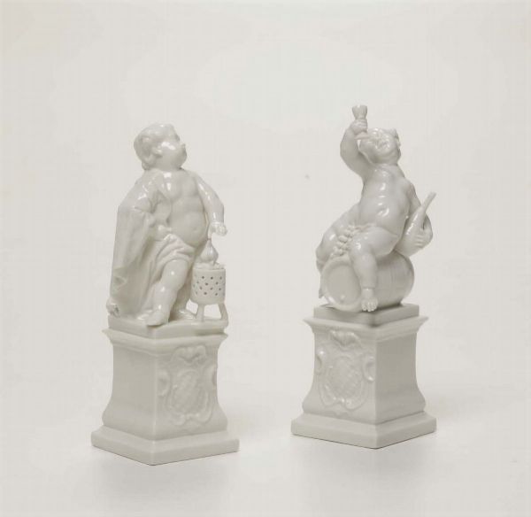 Coppia di figurine.<BR>Nymphenburg, XX secolo.<BR>Da modelli di Franz Anton Bustelli del 1770 circa.  - Asta Ceramiche e vetri - Associazione Nazionale - Case d'Asta italiane