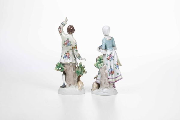 Coppia di figurine raffiguranti pastorelli.<BR>Germania, Turingia, probabilmente Manifattura Rudolstadt, XX secolo. <BR>  - Asta Ceramiche e vetri - Associazione Nazionale - Case d'Asta italiane