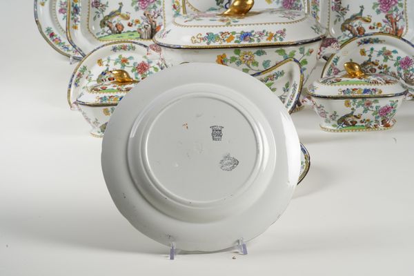 Parte di servizio da tavola.<BR>Inghilterra, Staffordshire, Manifattura Copeland, 1870-1880.<BR>Eseguito per Mortlock LTD, Londra.  - Asta Ceramiche e vetri - Associazione Nazionale - Case d'Asta italiane