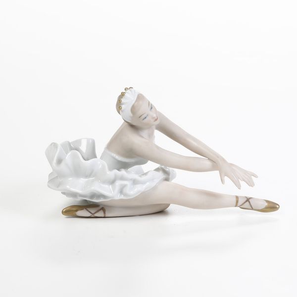 Scultura di ballerina Il lago dei cigni.<BR>Germania, Turingia, Manifattura di Wallendorf, ultimo quarto del XX secolo.  - Asta Ceramiche e vetri - Associazione Nazionale - Case d'Asta italiane