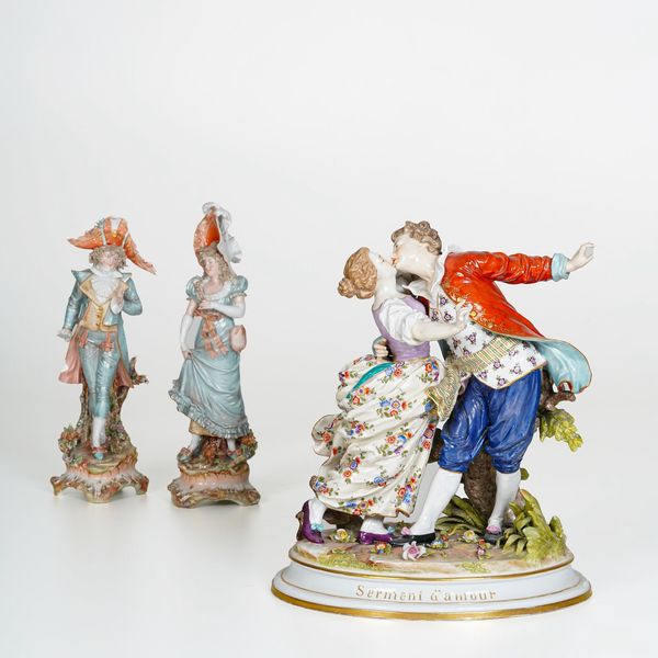 Un gruppo e una coppia di figurine.<BR>Germania, Rudolstadt-Volkstedt, e  probabilmente Inghilterra, XX secolo.  - Asta Ceramiche e vetri - Associazione Nazionale - Case d'Asta italiane