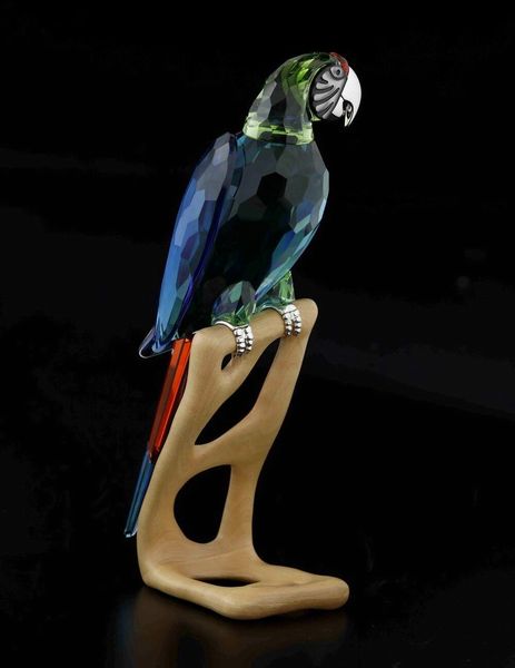 Grande pappagallo Ara sul trespolo.<BR>Swarovski dalla collezione Uccelli paradiso.  - Asta Ceramiche e vetri - Associazione Nazionale - Case d'Asta italiane