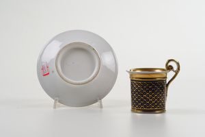 Una tazza e un piattino, XX secolo.  - Asta Ceramiche e vetri - Associazione Nazionale - Case d'Asta italiane