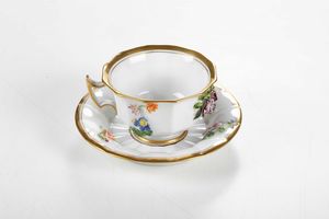 Tazza con piattino.<BR>Francia, Parigi, Manifattura di Jacob Petit, 1850 circa.  - Asta Ceramiche e vetri - Associazione Nazionale - Case d'Asta italiane