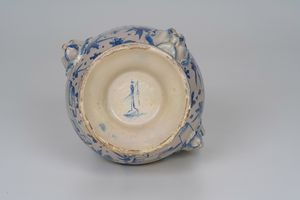 Vaso biansato. <BR>Probabilmente Liguria, XX secolo.  - Asta Ceramiche e vetri - Associazione Nazionale - Case d'Asta italiane