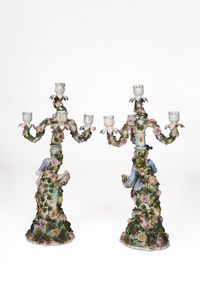 Coppia di candelabri.<BR>Germania, Turingia, Manifattura di Sitzendorf, verso la fine del XIX secolo.  - Asta Ceramiche e vetri - Associazione Nazionale - Case d'Asta italiane