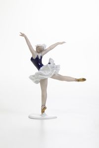 Scultura di ballerina.<BR>Germania, Turingia, Manifattura di Wallendorf, ultimo quarto del XX secolo.  - Asta Ceramiche e vetri - Associazione Nazionale - Case d'Asta italiane