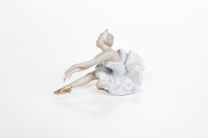 Scultura di ballerina Il lago dei cigni.<BR>Germania, Turingia, Manifattura di Wallendorf, ultimo quarto del XX secolo.  - Asta Ceramiche e vetri - Associazione Nazionale - Case d'Asta italiane