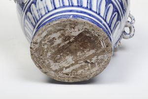 Grande vaso biansato datato 1743.<BR>Probabilmente Napoli, prima met del XX secolo.  - Asta Ceramiche e vetri - Associazione Nazionale - Case d'Asta italiane