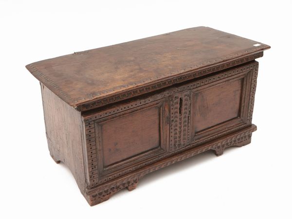 Piccola cassapanca in noce  - Asta D�ballage. Occasioni in asta - Associazione Nazionale - Case d'Asta italiane