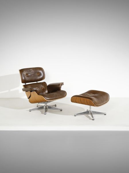 MANIFATTURA ITALIANA : Chaise longue con poggiapiedi ispirati ai mod. 670 e 371 di Charles e Ray Eames  - Asta Asta 471 | DESIGN E ARTI DECORATIVE DEL NOVECENTO Online - Associazione Nazionale - Case d'Asta italiane