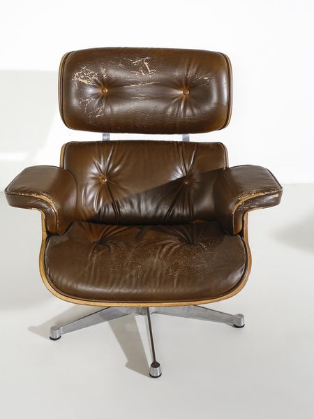 MANIFATTURA ITALIANA : Chaise longue con poggiapiedi ispirati ai mod. 670 e 371 di Charles e Ray Eames  - Asta Asta 471 | DESIGN E ARTI DECORATIVE DEL NOVECENTO Online - Associazione Nazionale - Case d'Asta italiane