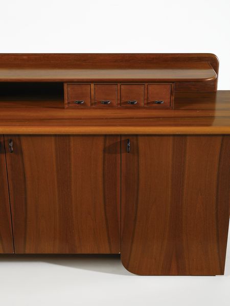 SACCARDO LUIGI : Credenza a quattro ante con alzata a cassettini mod. Seven per Gasparello, Casale sul Sile  - Asta Asta 471 | DESIGN E ARTI DECORATIVE DEL NOVECENTO Online - Associazione Nazionale - Case d'Asta italiane