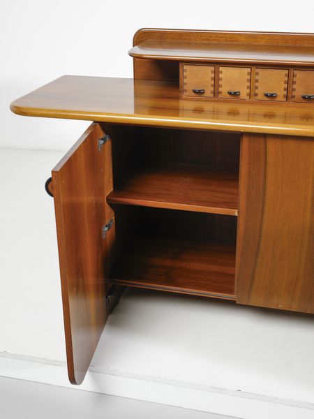 SACCARDO LUIGI : Credenza a quattro ante con alzata a cassettini mod. Seven per Gasparello, Casale sul Sile  - Asta Asta 471 | DESIGN E ARTI DECORATIVE DEL NOVECENTO Online - Associazione Nazionale - Case d'Asta italiane