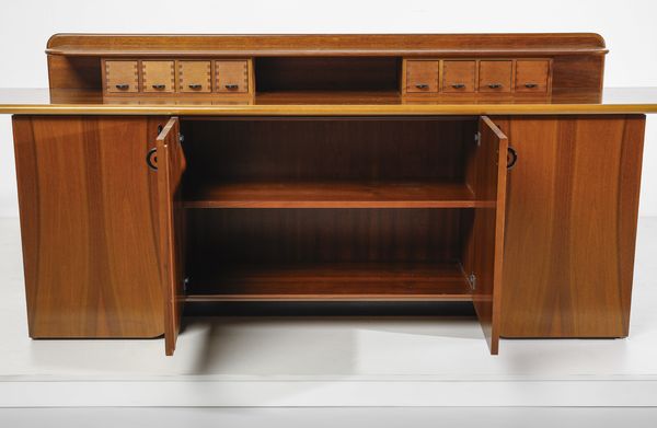 SACCARDO LUIGI : Credenza a quattro ante con alzata a cassettini mod. Seven per Gasparello, Casale sul Sile  - Asta Asta 471 | DESIGN E ARTI DECORATIVE DEL NOVECENTO Online - Associazione Nazionale - Case d'Asta italiane