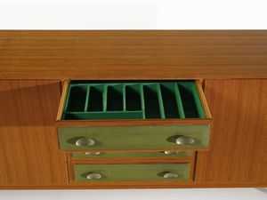 MANIFATTURA ITALIANA : Credenza con due stipi ad ante e parte centrale a cassetti  - Asta Asta 471 | DESIGN E ARTI DECORATIVE DEL NOVECENTO Online - Associazione Nazionale - Case d'Asta italiane