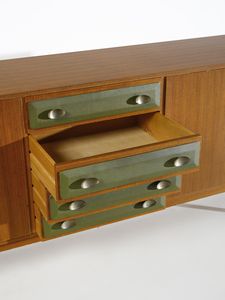 MANIFATTURA ITALIANA : Credenza con due stipi ad ante e parte centrale a cassetti  - Asta Asta 471 | DESIGN E ARTI DECORATIVE DEL NOVECENTO Online - Associazione Nazionale - Case d'Asta italiane