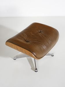 MANIFATTURA ITALIANA : Chaise longue con poggiapiedi ispirati ai mod. 670 e 371 di Charles e Ray Eames  - Asta Asta 471 | DESIGN E ARTI DECORATIVE DEL NOVECENTO Online - Associazione Nazionale - Case d'Asta italiane