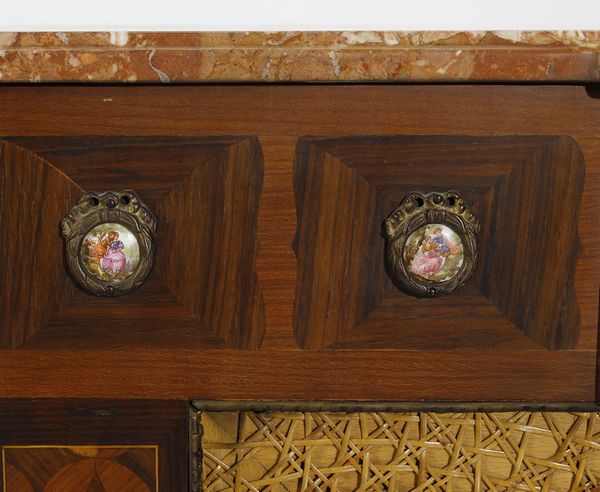 MANIFATTURA DEL XX SECOLO : Coppia di copricaloriferi in legno intarsiato e smalti in forma di cassettoni in stile Luigi XV, fronte in paglia intrecciata, piano in marmo sagomato  - Asta Asta 472 | ARTE ANTICA E DEL XIX SECOLO Virtuale - Associazione Nazionale - Case d'Asta italiane