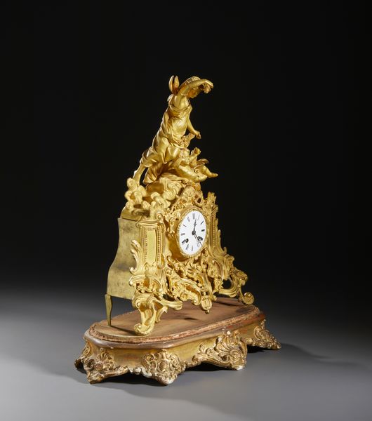 MANIFATTURA FRANCESE DEL XIX SECOLO : Orologio da tavolo in bronzo dorato, quadrante in smalto bianco con numeri romani, struttura sormontata da figura di Flora con putto, fitte decorazioni a motivi fitomorfi, base ovale in legno dorato e campana di vetro  - Asta Asta 472 | ARTE ANTICA E DEL XIX SECOLO Virtuale - Associazione Nazionale - Case d'Asta italiane