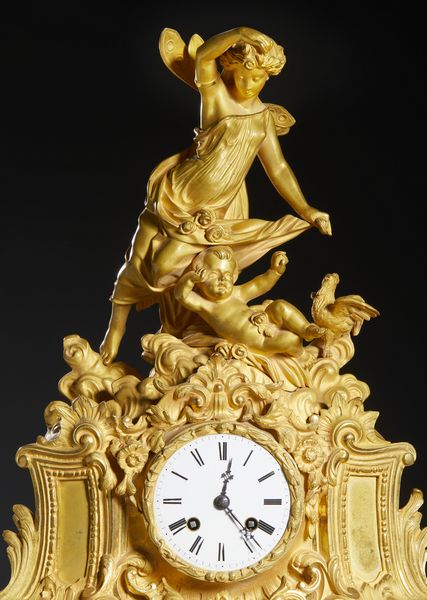 MANIFATTURA FRANCESE DEL XIX SECOLO : Orologio da tavolo in bronzo dorato, quadrante in smalto bianco con numeri romani, struttura sormontata da figura di Flora con putto, fitte decorazioni a motivi fitomorfi, base ovale in legno dorato e campana di vetro  - Asta Asta 472 | ARTE ANTICA E DEL XIX SECOLO Virtuale - Associazione Nazionale - Case d'Asta italiane