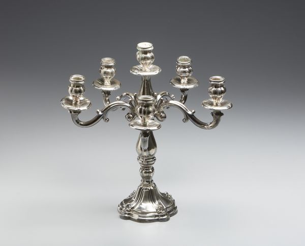 ARGENTIERE ITALIANO DEL XX SECOLO : Candelabro in argento a cinque luci, base e fusto sagomati con bracci a volute e bordo nervato  - Asta Asta 472 | ARTE ANTICA E DEL XIX SECOLO Virtuale - Associazione Nazionale - Case d'Asta italiane