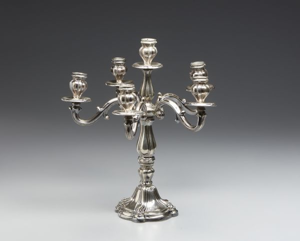 ARGENTIERE ITALIANO DEL XX SECOLO : Candelabro in argento a cinque luci, base e fusto sagomati con bracci a volute e bordo nervato  - Asta Asta 472 | ARTE ANTICA E DEL XIX SECOLO Virtuale - Associazione Nazionale - Case d'Asta italiane