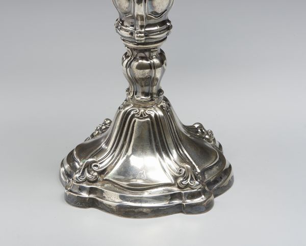 ARGENTIERE ITALIANO DEL XX SECOLO : Candelabro in argento a cinque luci, base e fusto sagomati con bracci a volute e bordo nervato  - Asta Asta 472 | ARTE ANTICA E DEL XIX SECOLO Virtuale - Associazione Nazionale - Case d'Asta italiane