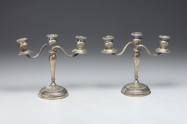 ARGENTIERE ITALIANO DEL XX SECOLO : Coppia di candelabri a tre fiamme in argento sbalzato e cesellato, fusto conico poggiante su piede circolare, decorato a motivi fitomorfi  - Asta Asta 472 | ARTE ANTICA E DEL XIX SECOLO Virtuale - Associazione Nazionale - Case d'Asta italiane