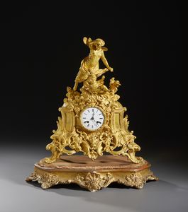 MANIFATTURA FRANCESE DEL XIX SECOLO : Orologio da tavolo in bronzo dorato, quadrante in smalto bianco con numeri romani, struttura sormontata da figura di Flora con putto, fitte decorazioni a motivi fitomorfi, base ovale in legno dorato e campana di vetro  - Asta Asta 472 | ARTE ANTICA E DEL XIX SECOLO Virtuale - Associazione Nazionale - Case d'Asta italiane