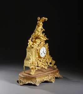 MANIFATTURA FRANCESE DEL XIX SECOLO : Orologio da tavolo in bronzo dorato, quadrante in smalto bianco con numeri romani, struttura sormontata da figura di Flora con putto, fitte decorazioni a motivi fitomorfi, base ovale in legno dorato e campana di vetro  - Asta Asta 472 | ARTE ANTICA E DEL XIX SECOLO Virtuale - Associazione Nazionale - Case d'Asta italiane