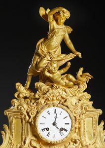 MANIFATTURA FRANCESE DEL XIX SECOLO : Orologio da tavolo in bronzo dorato, quadrante in smalto bianco con numeri romani, struttura sormontata da figura di Flora con putto, fitte decorazioni a motivi fitomorfi, base ovale in legno dorato e campana di vetro  - Asta Asta 472 | ARTE ANTICA E DEL XIX SECOLO Virtuale - Associazione Nazionale - Case d'Asta italiane