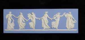 MANIFATTURA DI WEDGWOOD, XX SECOLO : Placca rettangolare in ceramica azzurra e bianca raffigurante la Danza delle Ore  - Asta Asta 472 | ARTE ANTICA E DEL XIX SECOLO Virtuale - Associazione Nazionale - Case d'Asta italiane