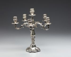 ARGENTIERE ITALIANO DEL XX SECOLO : Candelabro in argento a cinque luci, base e fusto sagomati con bracci a volute e bordo nervato  - Asta Asta 472 | ARTE ANTICA E DEL XIX SECOLO Virtuale - Associazione Nazionale - Case d'Asta italiane