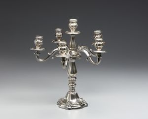 ARGENTIERE ITALIANO DEL XX SECOLO : Candelabro in argento a cinque luci, base e fusto sagomati con bracci a volute e bordo nervato  - Asta Asta 472 | ARTE ANTICA E DEL XIX SECOLO Virtuale - Associazione Nazionale - Case d'Asta italiane