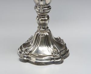 ARGENTIERE ITALIANO DEL XX SECOLO : Candelabro in argento a cinque luci, base e fusto sagomati con bracci a volute e bordo nervato  - Asta Asta 472 | ARTE ANTICA E DEL XIX SECOLO Virtuale - Associazione Nazionale - Case d'Asta italiane