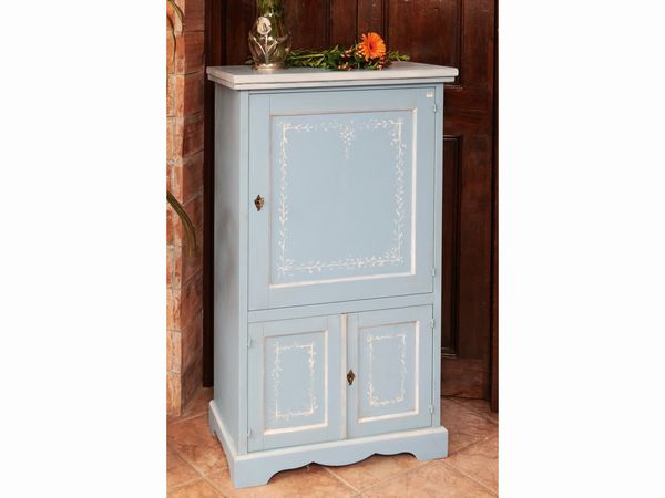 Piccola credenza laccata color celeste  - Asta Ispirazioni di arredo - Associazione Nazionale - Case d'Asta italiane