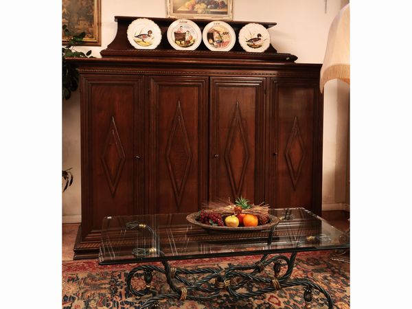 Grande credenza in noce con alzata  - Asta Ispirazioni di arredo - Associazione Nazionale - Case d'Asta italiane