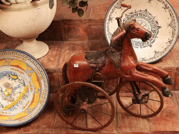 Cavallo da gioco in cartapesta e ceramica  - Asta Ispirazioni di arredo - Associazione Nazionale - Case d'Asta italiane