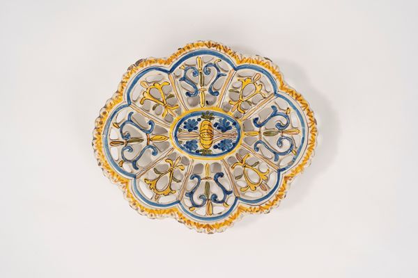 Crespina polilobata in maiolica policroma, Savona, secolo XVII  - Asta Incanti d'Arte - Associazione Nazionale - Case d'Asta italiane