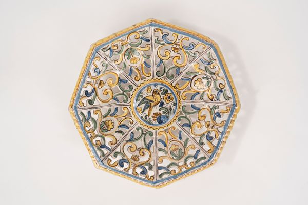 Crespina ottagonale traforata in maiolica policroma, Savona, secolo XVII  - Asta Incanti d'Arte - Associazione Nazionale - Case d'Asta italiane