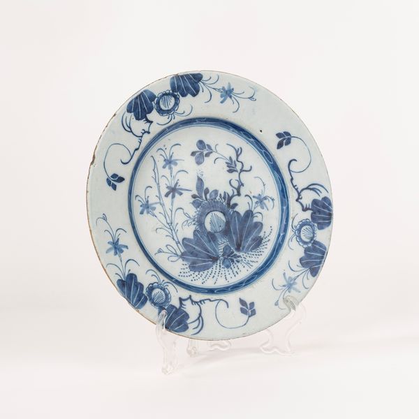 Piatto in ceramica bianca e blu, secolo XVIII  - Asta Incanti d'Arte - Associazione Nazionale - Case d'Asta italiane