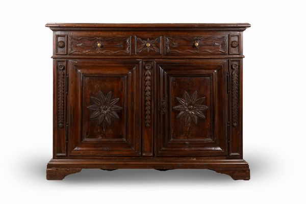 Antica credenza in legno finemente intagliato in stile provenzale  - Asta Incanti d'Arte - Associazione Nazionale - Case d'Asta italiane