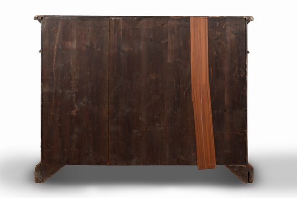 Antica credenza in legno finemente intagliato in stile provenzale  - Asta Incanti d'Arte - Associazione Nazionale - Case d'Asta italiane