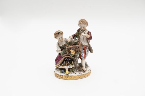 Gruppo scultoreo in porcellana policroma raffigurante bambini con uccellino, Vienna secolo XIX  - Asta Incanti d'Arte - Associazione Nazionale - Case d'Asta italiane