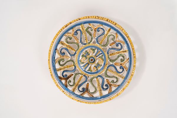 Crespina tonda traforata in maiolica policroma, Savona, secolo XVII  - Asta Incanti d'Arte - Associazione Nazionale - Case d'Asta italiane