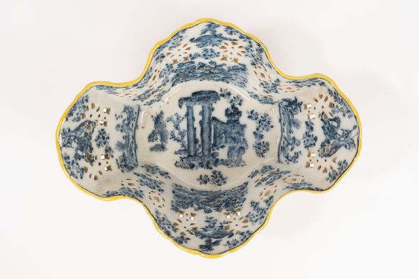 Antico centrotavola polilobato in ceramica policroma  - Asta Incanti d'Arte - Associazione Nazionale - Case d'Asta italiane