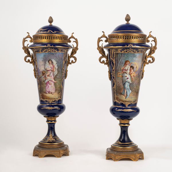 Coppia di vasi con coperchi in porcellana di Sevres con guarnizioni in bronzo dorato, secolo XIX  - Asta Incanti d'Arte - Associazione Nazionale - Case d'Asta italiane