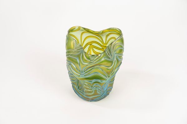 Vaso in vetro verde iridescente, Austria inizi secolo XX  - Asta Incanti d'Arte - Associazione Nazionale - Case d'Asta italiane