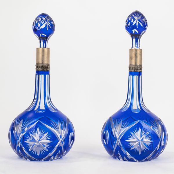 Due bottiglie in cristallo blu di Boemia, secolo XX  - Asta Incanti d'Arte - Associazione Nazionale - Case d'Asta italiane